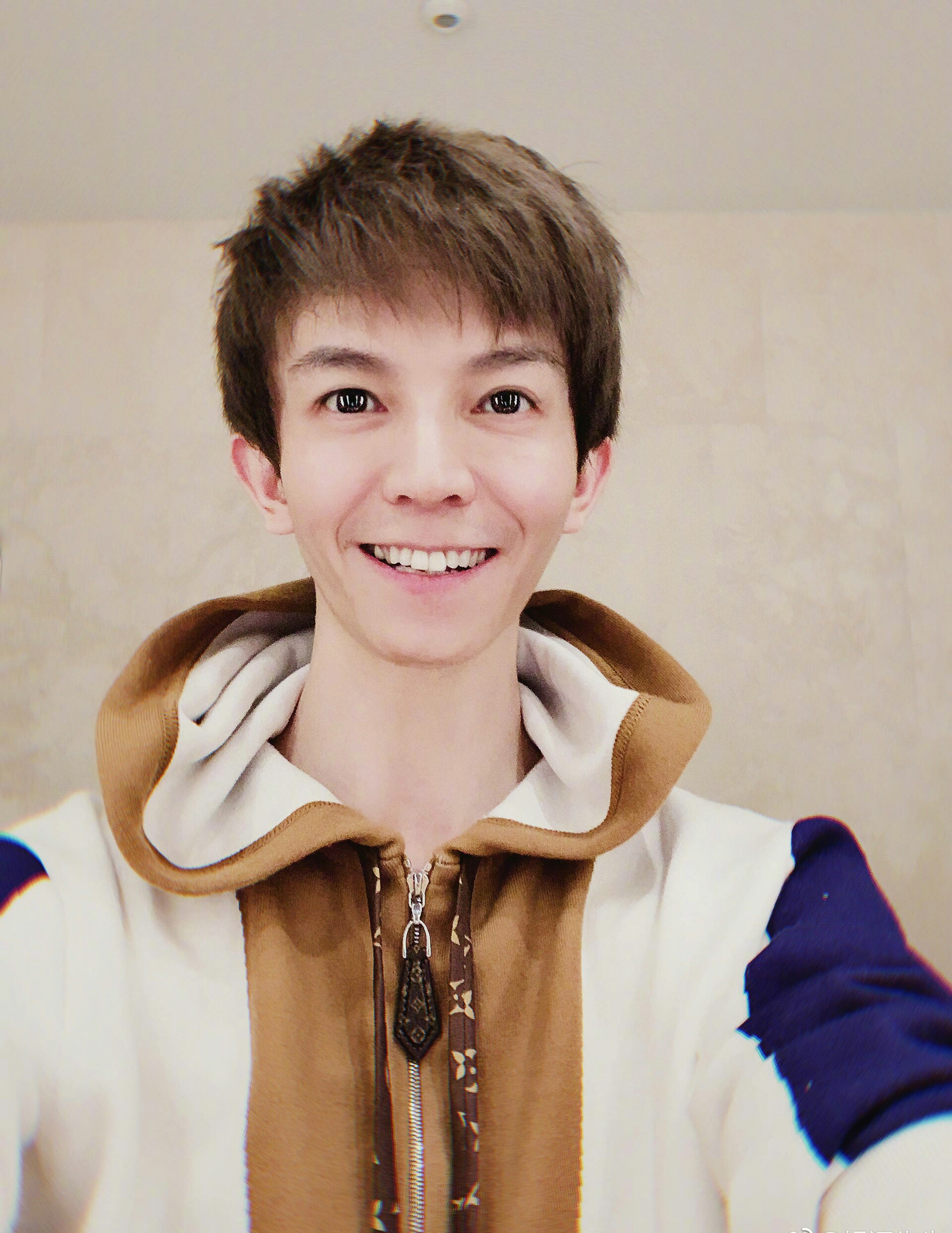 1月8日晚上,郭敬明在微博中晒出自己的新发型.