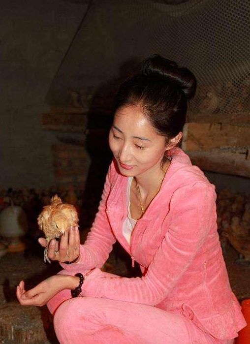 山村走进个女大学生不甘寂寞吃糠咽菜疯狂承包山场干养殖