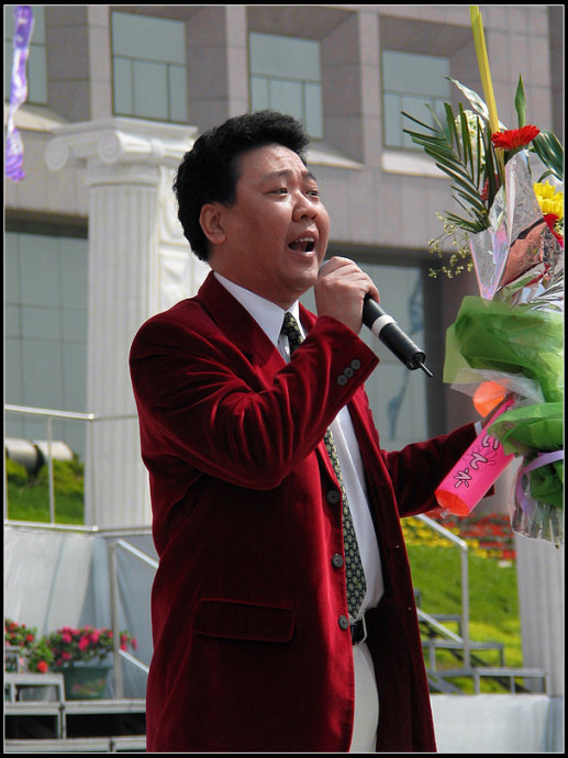 三上春晚享国家津贴,最红时因病消失多年,娶小学同学爱30余年!
