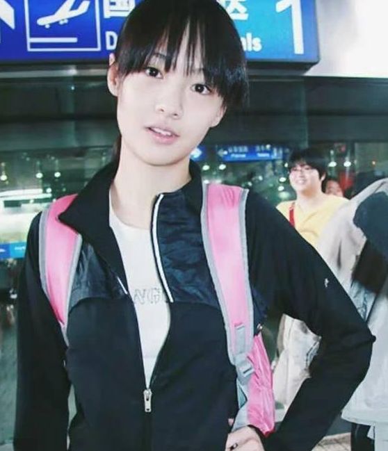 郑爽大学照片遭曝光,清纯可人,网友:那时的她才该去演青春斗