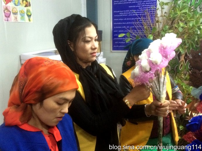 乌鲁木齐社区工作中的维吾尔族美女(图)