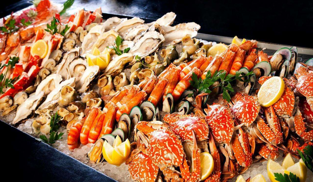 中国大妈吃自助海鲜成堆拿,外国人看不下去,大妈毫不在乎