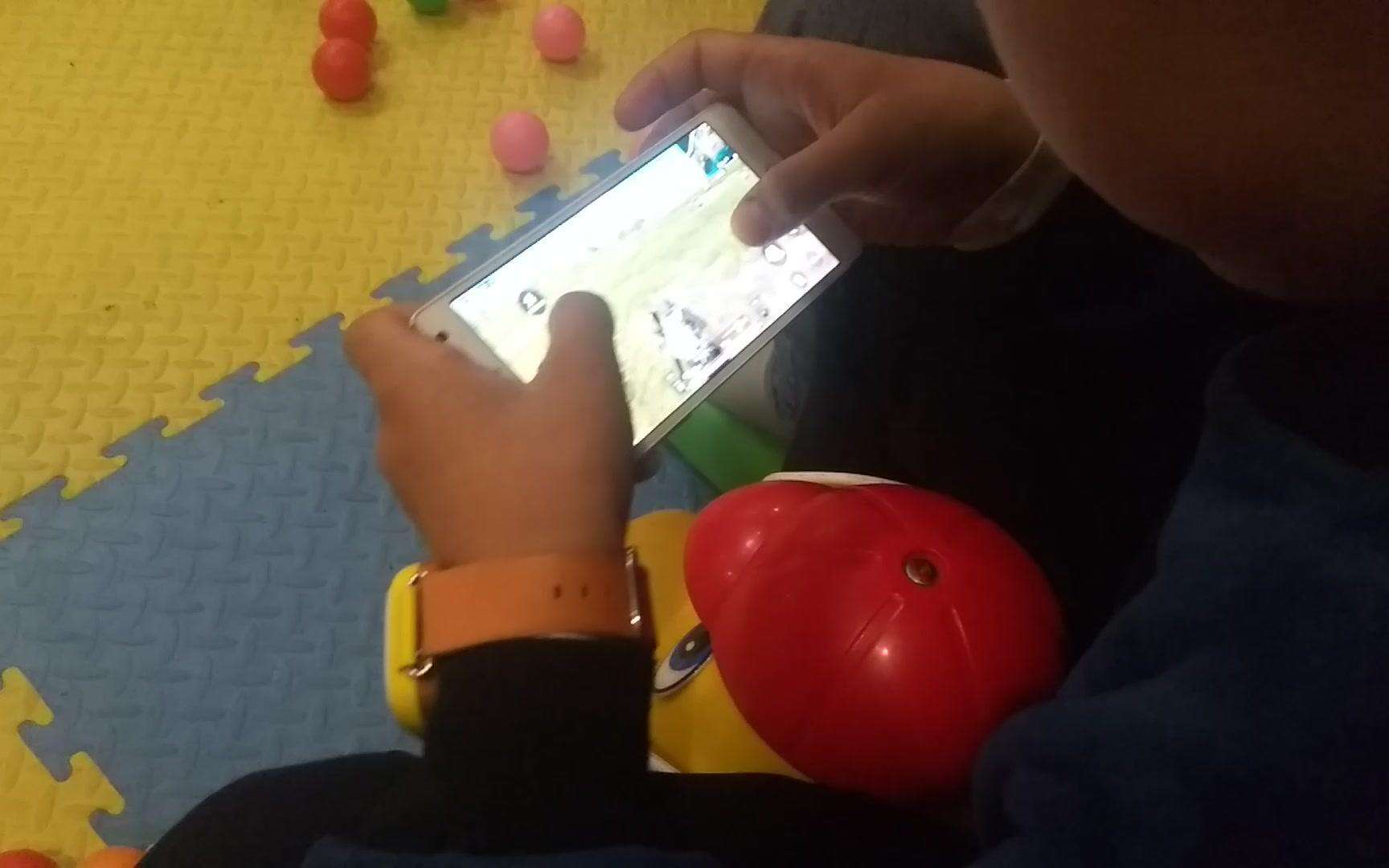 专家建议:立法禁止16岁以下中小学生使用智能手机