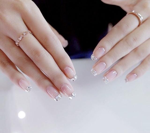 小仙女们最爱的裸色粘钻美甲,低调奢华有内涵的轻奢风美呆了!