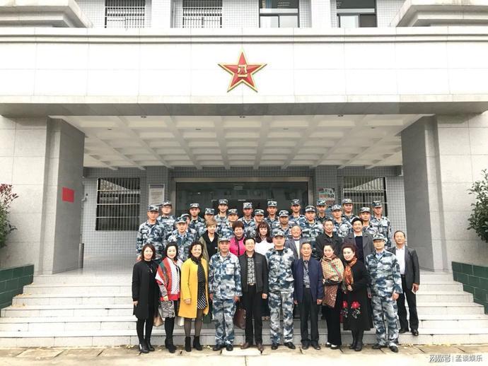 遵义市爱国拥军促进会送文化进空军部队,与官兵合影.