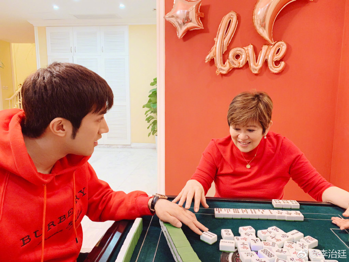 这些明星真接地气!景甜包饺子,邓伦给乡亲签名,他俩陪打麻将!