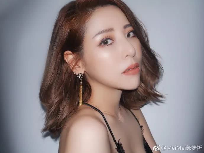 还记得黑涩会美眉里的MeiMei吗?她现在长这样啦!|黑涩会美眉|橘子|郭婕祈_新浪新闻