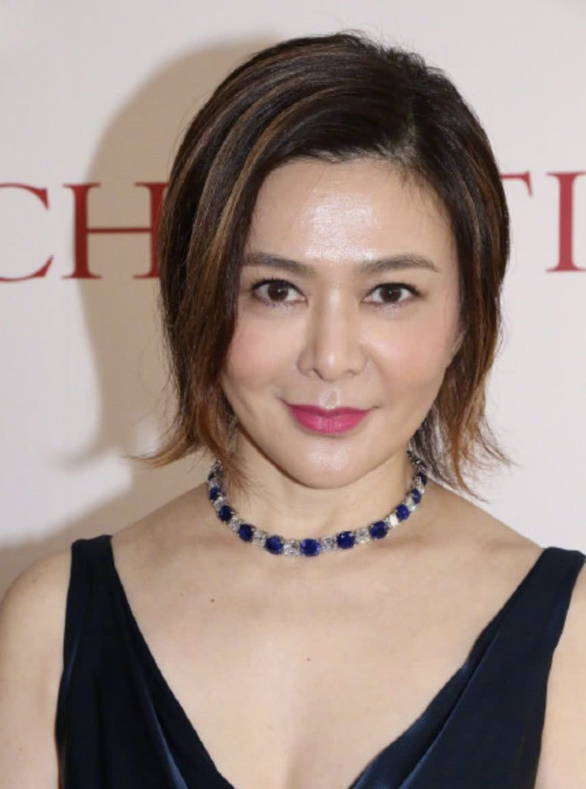 关之琳好厉害!56岁穿低v裙身材丰腴依旧,脸上的细纹却太夸张