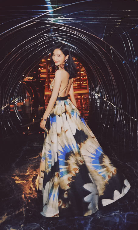 佟丽娅出席时尚活动 身着羽毛印花露背连衣裙长发超级优雅