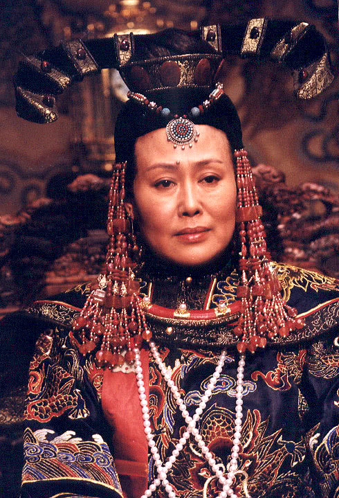 红遍国内外,却遭到导演丈夫家暴8年之久,68岁出行坐轮椅