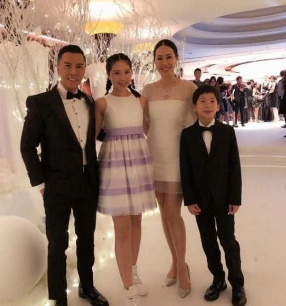 14岁1米7,爸爸是影帝,妈妈是名模,她被称最美星二代