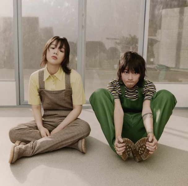 马思纯窦靖童拍时尚照片闺蜜装展现不同魅力看上去酷酷的