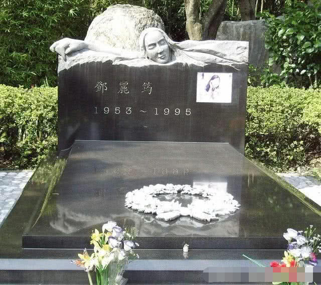 几位让人怀念的明星的墓地,他的墓碑旁总是开满粉色鲜花!