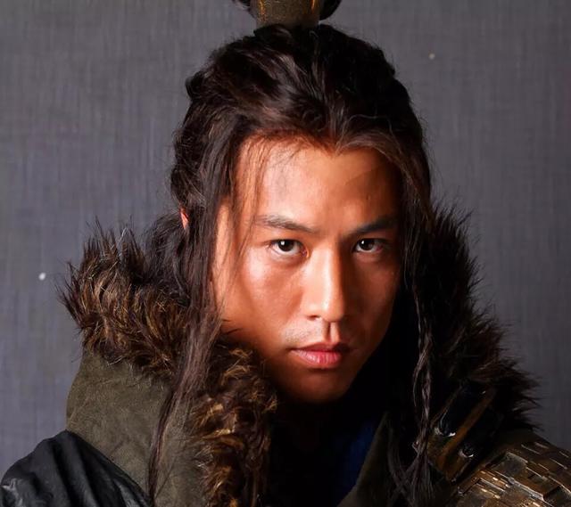 而项羽既杀宋义夺权,至入关时,范增再次出场,却成了项羽军谋主,并冠以