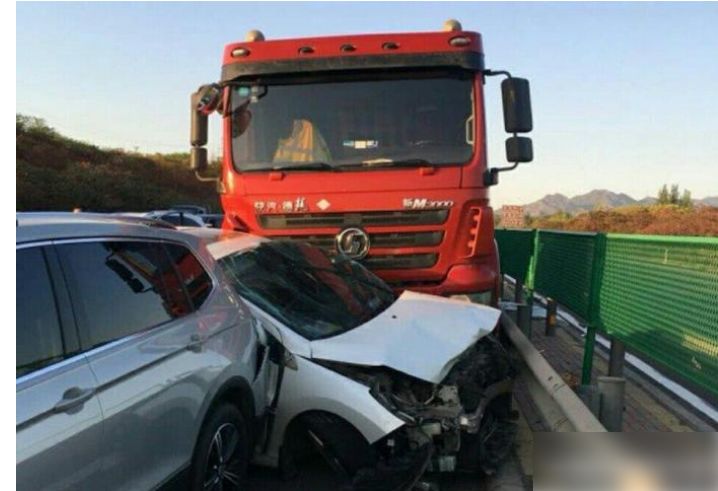哈弗h8高速被大货车追尾,车身直接被撞成饼?车主:换车还选哈