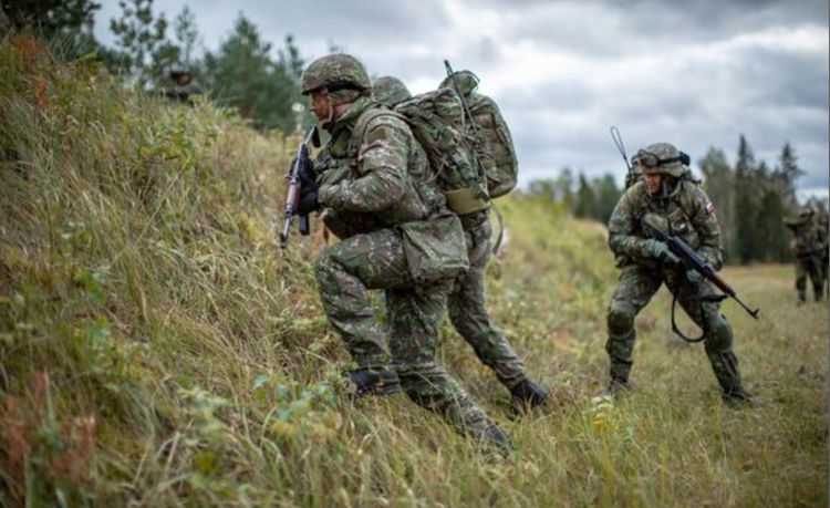 斯洛伐克陆军士兵,在拉脱维亚进行军事演习,用的枪好像ak!