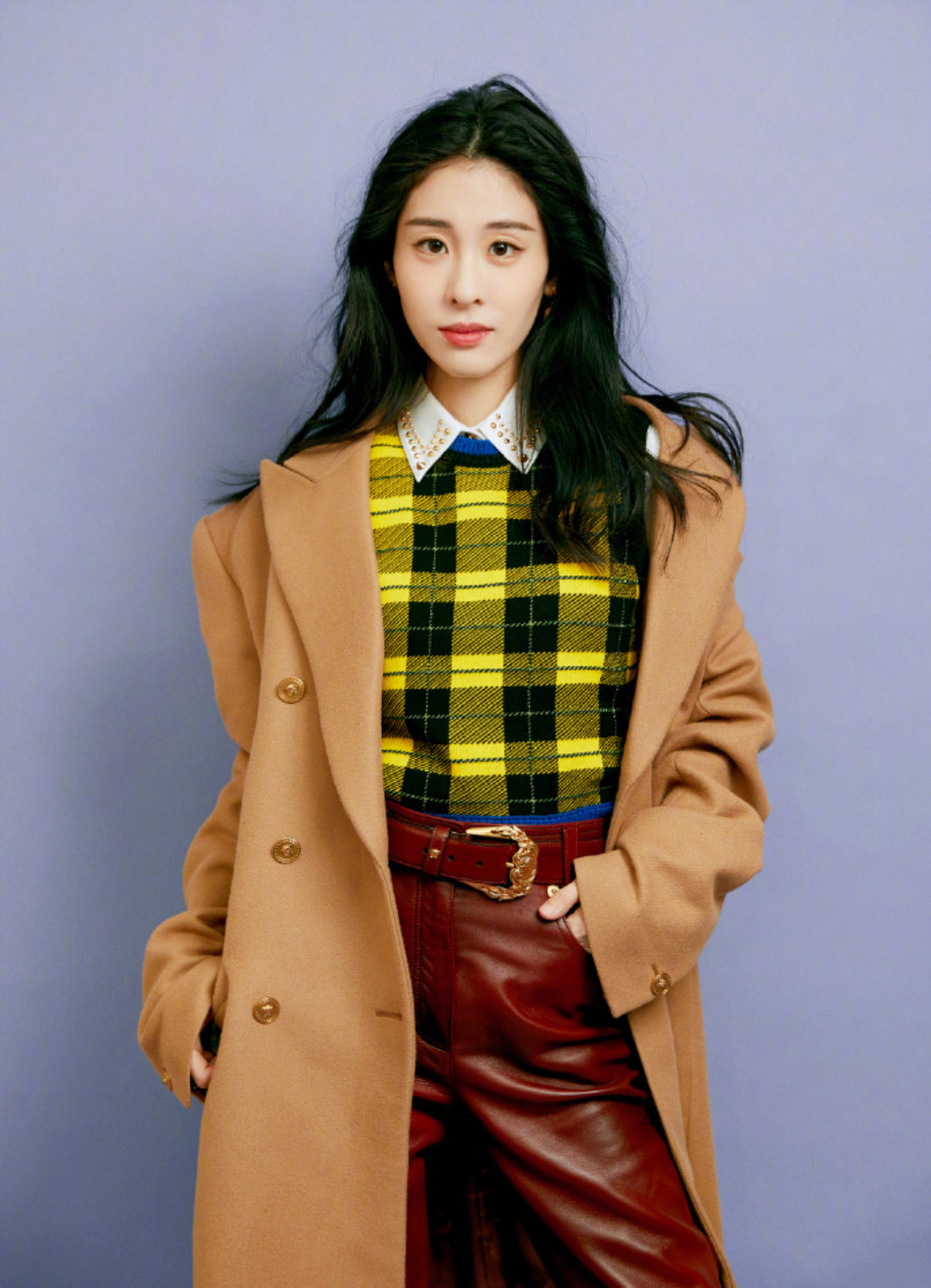 29岁张碧晨亮相盛典,造型极具质感,却被红色皮裤抢镜了!