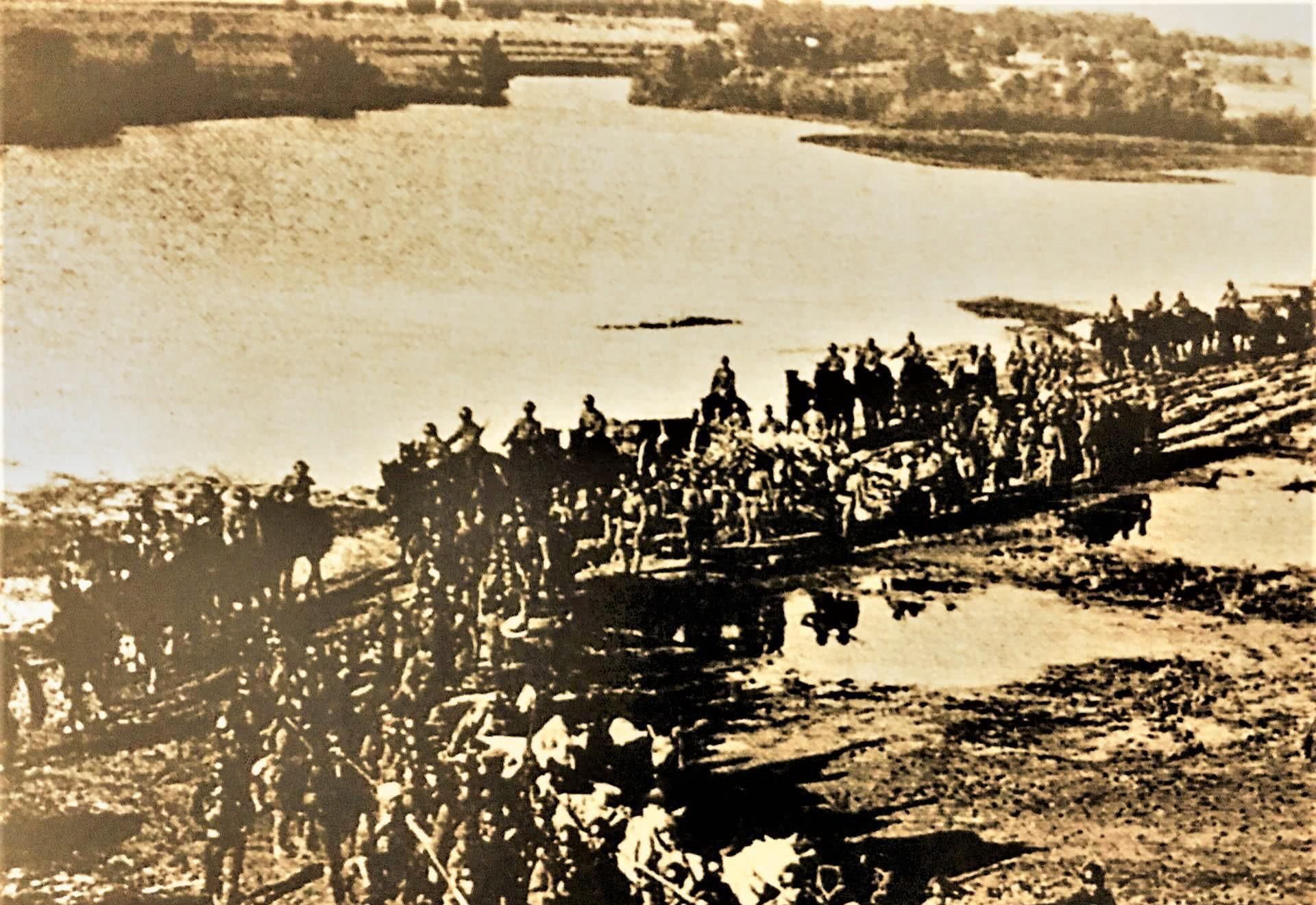 日军入侵东北三省时的老照片站在锦州城上的日寇疯狂欢呼