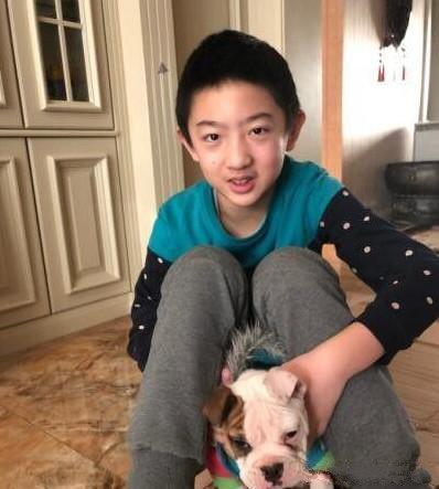 不到一岁就拜师郭德纲,长腿衣着朴素长相随了父亲|于谦|于思洋|郭德纲