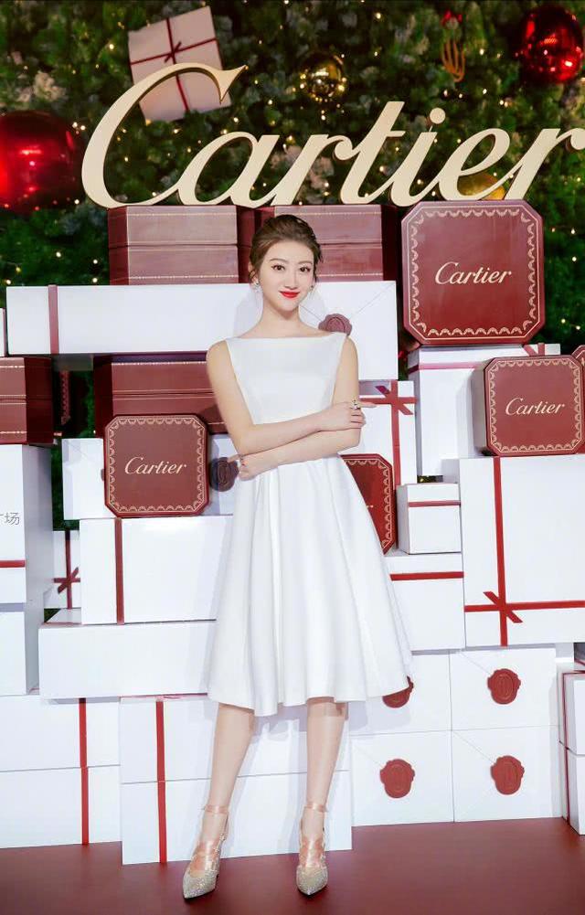 景甜也太美了吧,温文尔雅又冷艳迷人,搭配上一双水晶绑带式的高跟鞋更