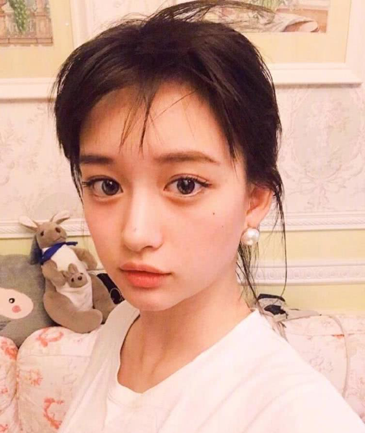 18岁中国姑娘因长相太精致吸粉无数,上多国热搜