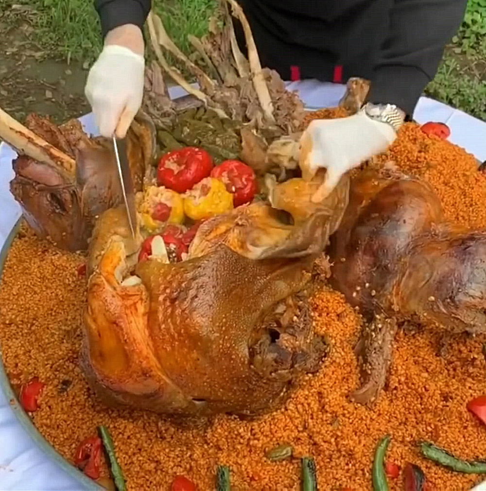 迪拜"笑脸哥"买了只鸵鸟,用20斤盐包好,4小时后敲开乐坏了