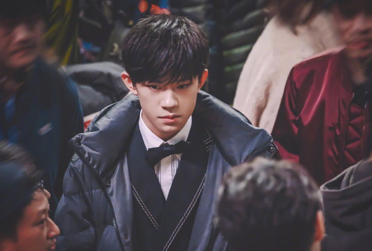 tfboys合体穿西装,大哥小弟裹羽绒服,王源却成"坐标"?