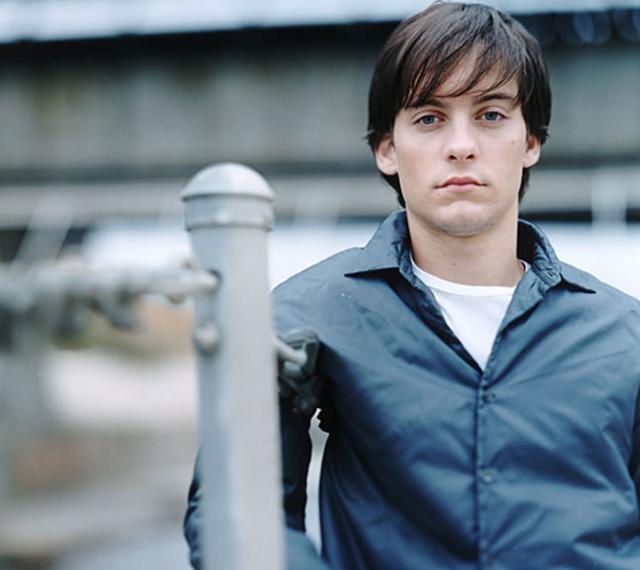 蜘蛛侠前后共分三部,02年《蜘蛛侠》第一步上映,主角是托比马奎尔