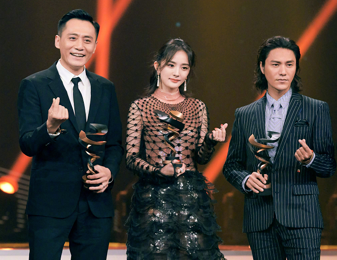 杨幂离婚后首次现身活动,台下与冯小刚热聊,喝水姿势萌翻众人!