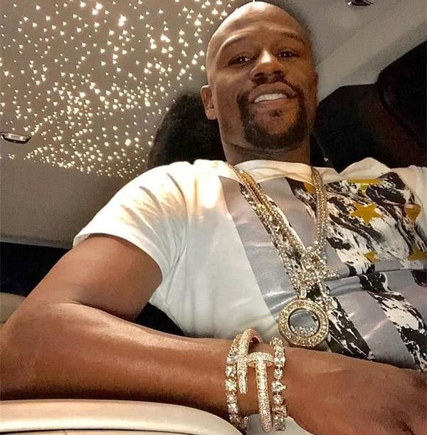 梅威瑟在巴黎打完太极,又飞俄罗斯炫富!还称自己是神枪手