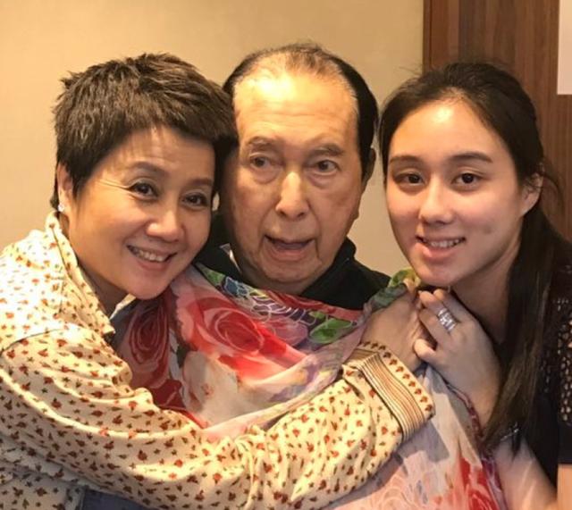 赌王19岁女儿何超欣,生来坐拥百亿身家,名媛舞会站c位颜值超高