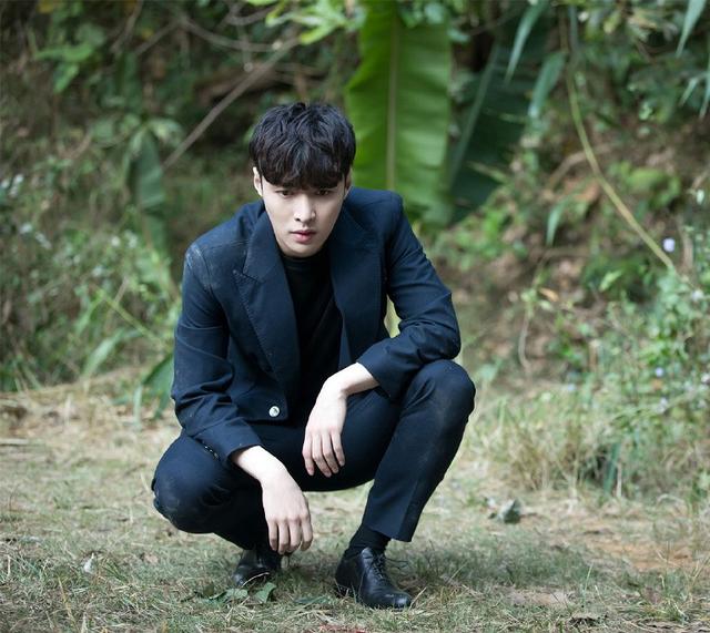 他是《黄金瞳》中的男主庄睿,穿深蓝色运动套装,配丝巾更精致了