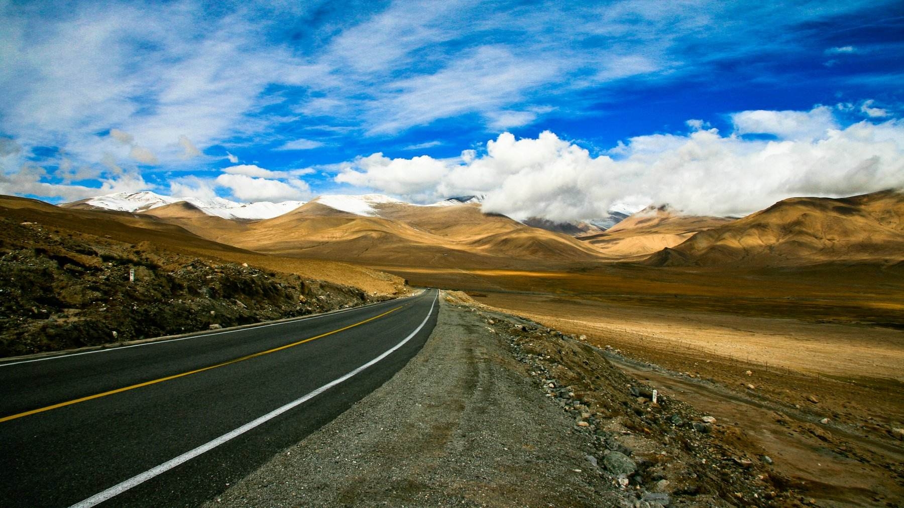 这条公路,每一公里都是用一条人命换来的!致敬那些工人!