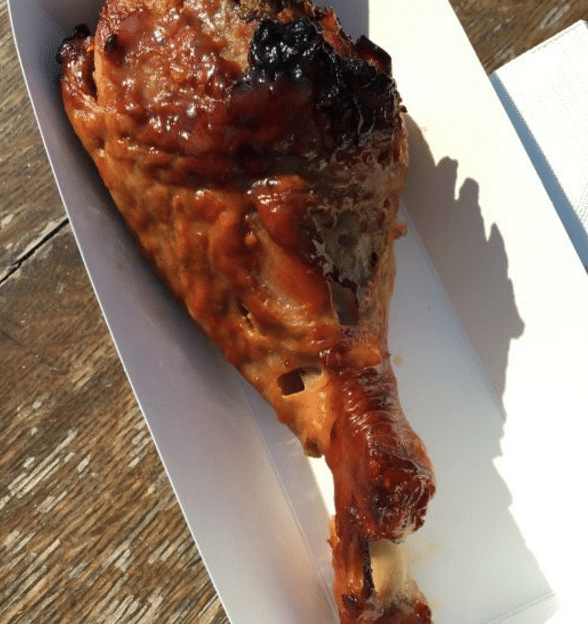 迪士尼天价鸡腿2只卖160元还要排队商家爱买不买