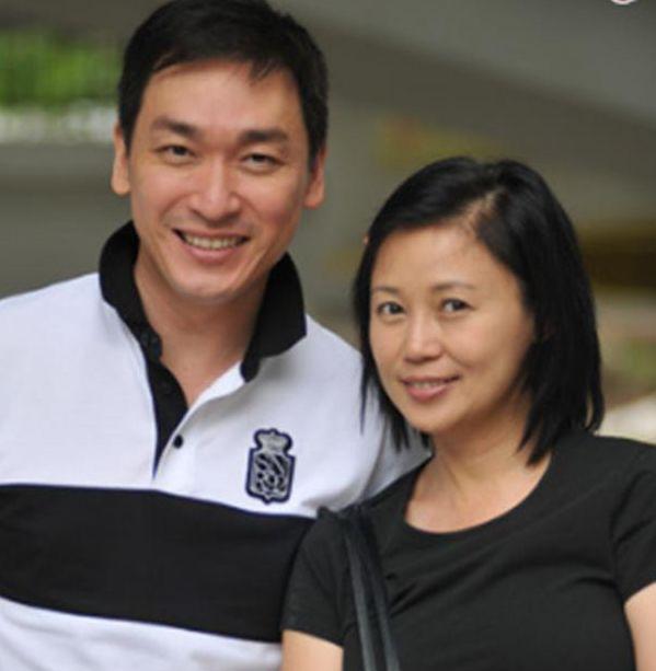 出道28年零绯闻, 与结发妻子相守27年,如今53岁仍帅气十足