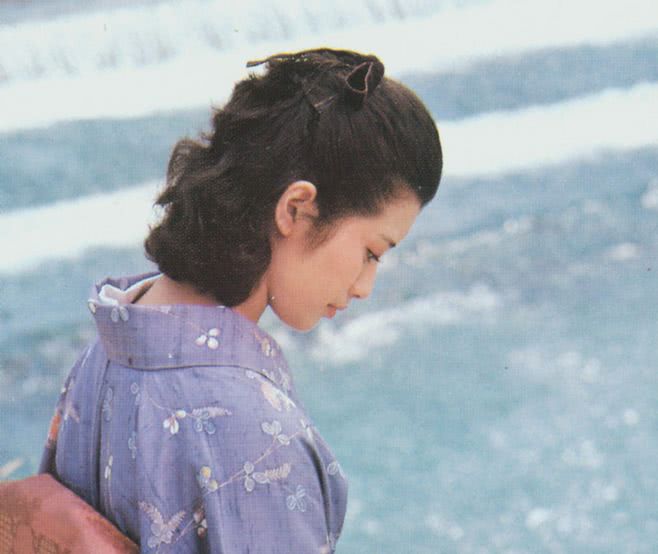 少有的山口百惠的留长发的照片,知性又大方,十分的好看!