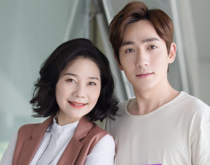 朱一龙手部特写"有暗示"?工作室更博p图被拆穿,伤口别藏了!