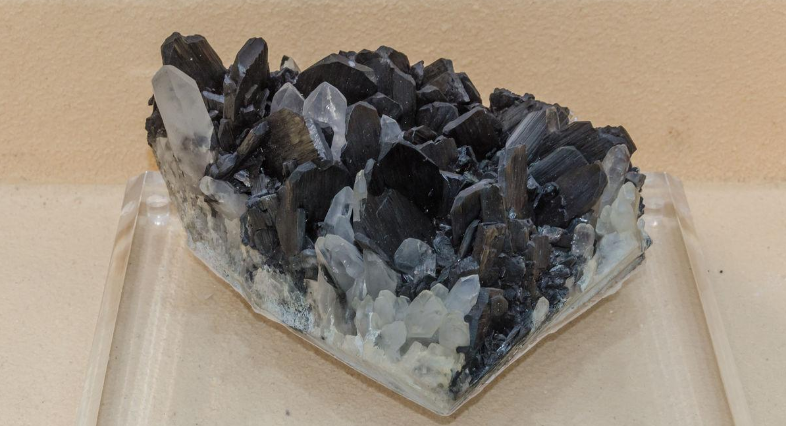 地球上有什么物体能够靠近太阳不融化甚至是隔热