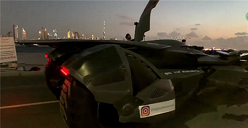 林俊杰同款蝙蝠战车现迪拜,停车需3车位,一个轮胎达1.1米!