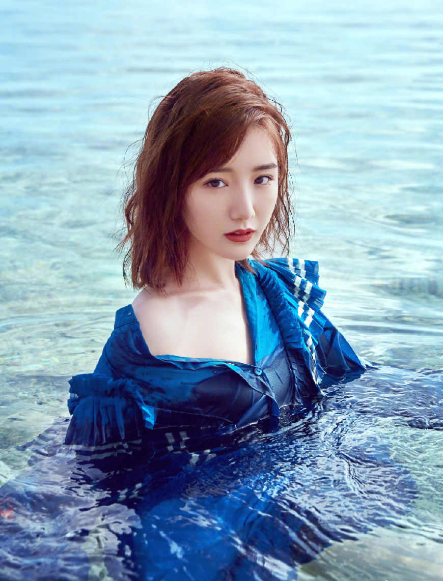 毛晓彤一款卷发气场大增,颜值衣品直接开挂,小土妞秒变气质女神