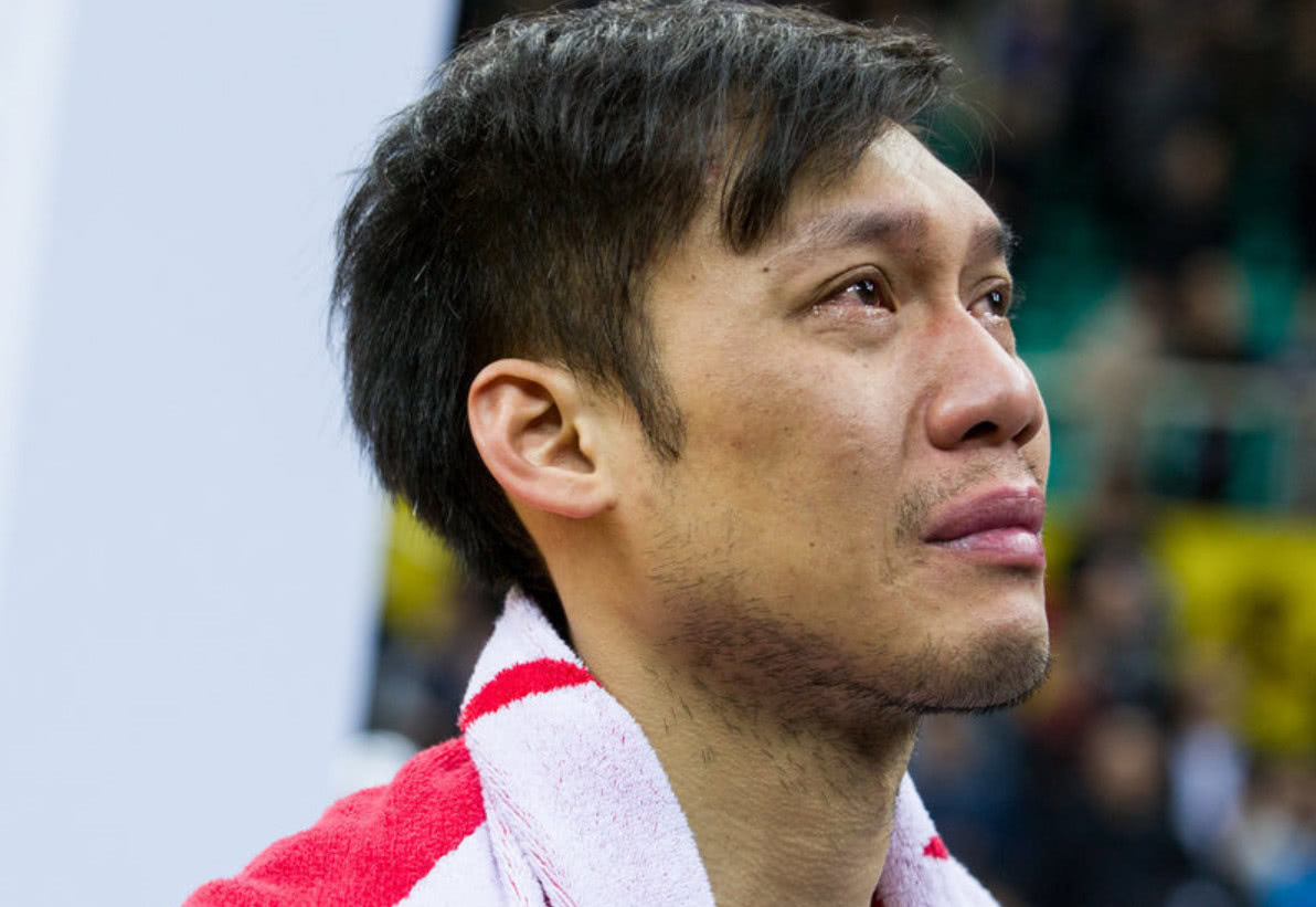 cba季后赛赛后暖心画面:37岁老将泪洒赛场,阿的江送拥抱