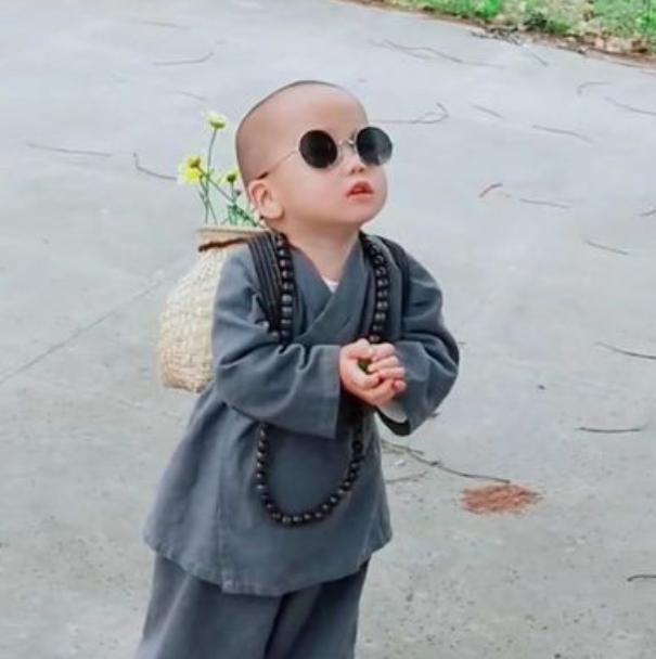 3岁小孩扮成小和尚走红网络,看到她妈妈后,网友:是仙女吗