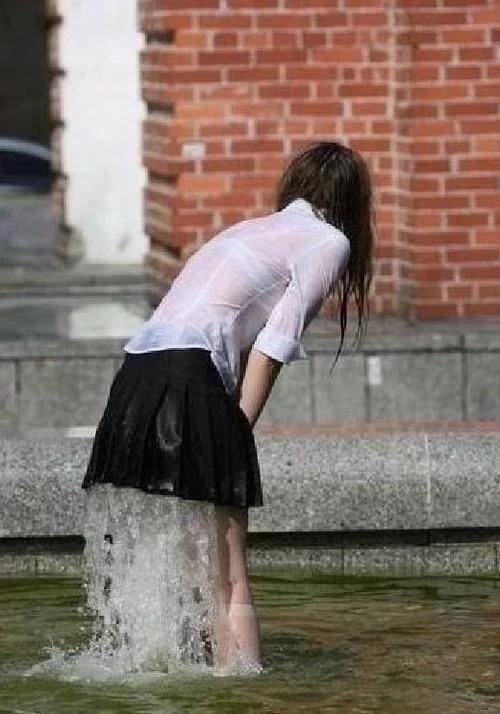 湿全身的美女,看的眼睛都直了