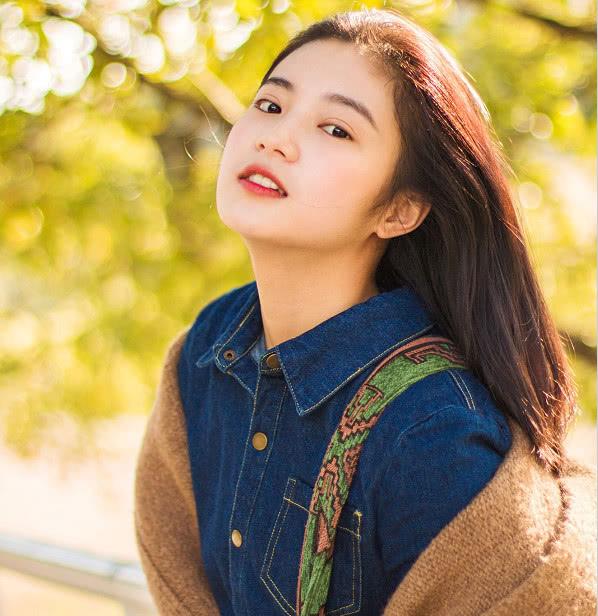 杨幂再次签约艺人扶摇,好姐妹的她颜值惊艳,网友:热巴要下岗?