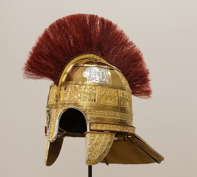 这个黄金头盔耗时18个月才修复完成,它可能属于某位帝王