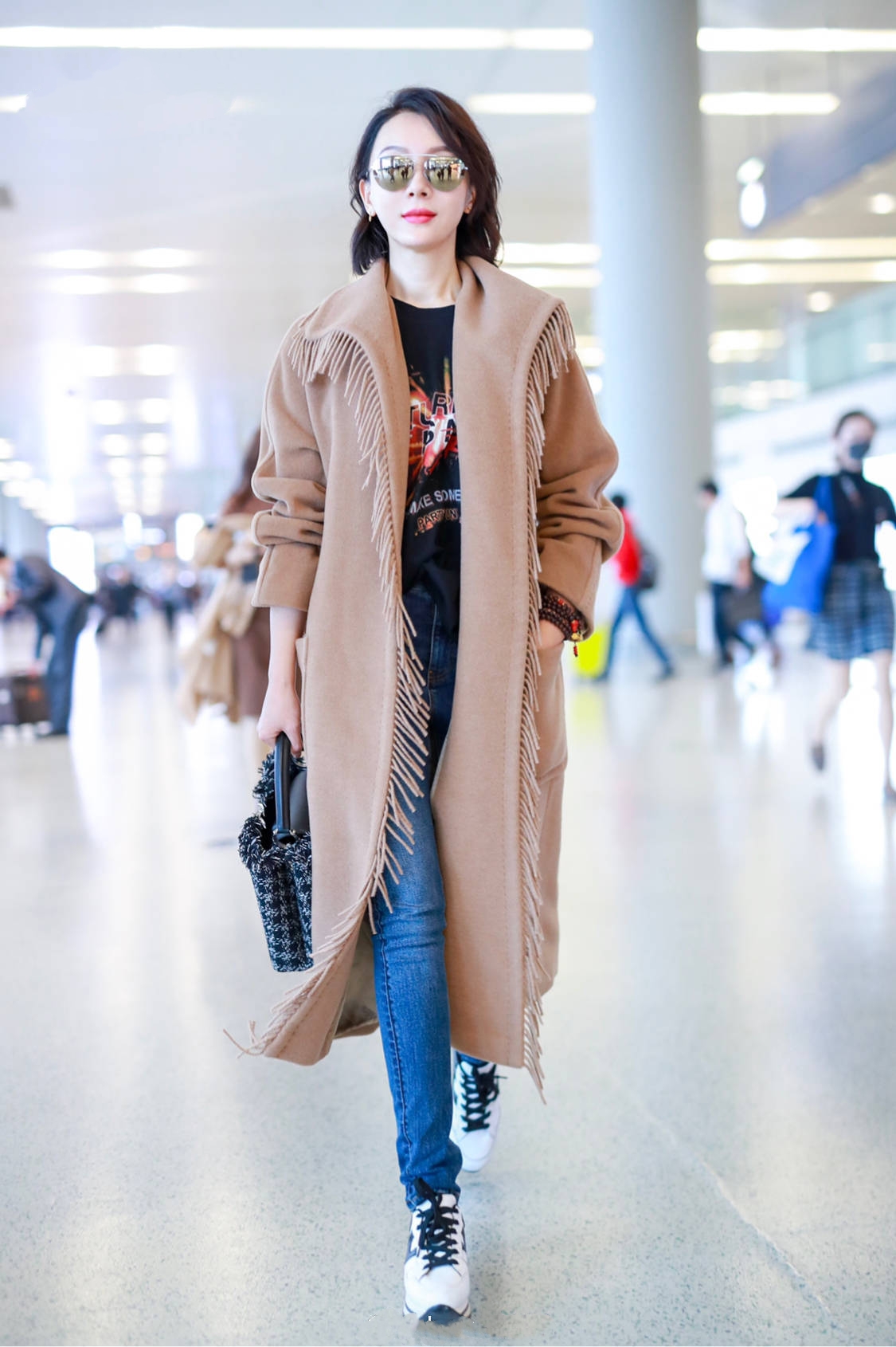 41岁陈数又穿大衣走机场换件卡其色流苏大气更显高级时髦了