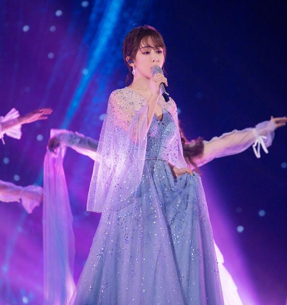 杨紫跨年献唱《不染》,粉丝大喊"凤凰",杨紫的表情耐人寻味