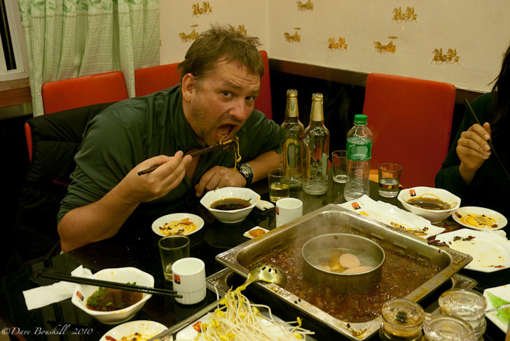 这是一群外国人吃火锅的情景,谁说老外不吃辣?不存在的!