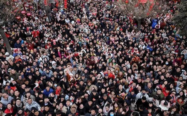 2019年接财神盛况一时间红包雨从天而降人山人海场面