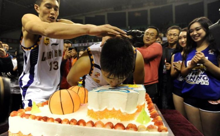 cba又有球员过生日意外摔倒因谨记贺天举教训拍蛋糕有危险